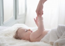 如何促进新生儿排出胎便？