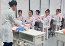 接受过专业培训的月嫂与未经系统学习的“经验型”月嫂有区别？
