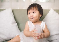 宝宝睁眼后是先喝水还是先吃奶？