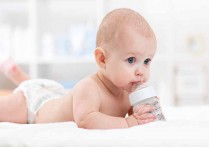 初生时的母乳与大月龄宝宝吃到的成熟乳差异明显
