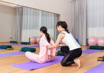 月嫂指导新手宝妈利用月子恢复少女身材，月子瘦，坐月子偷偷变美变瘦