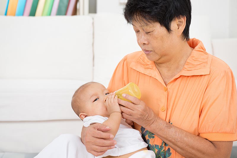 宝宝咬乳头，月嫂该怎么办？