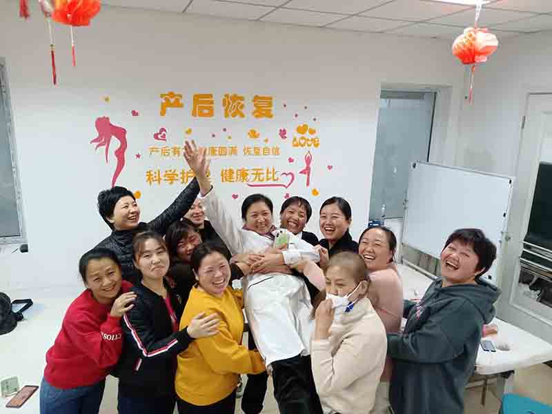 在北京，50岁是学月嫂还是学育婴师？