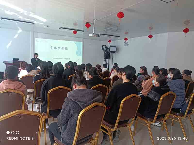 女人学月嫂好还是育婴师好，哪一个更有前途？